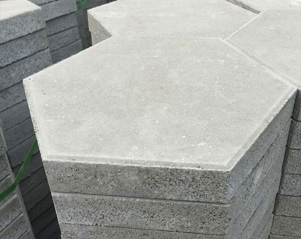六角護(hù)坡磚如何鋪貼？